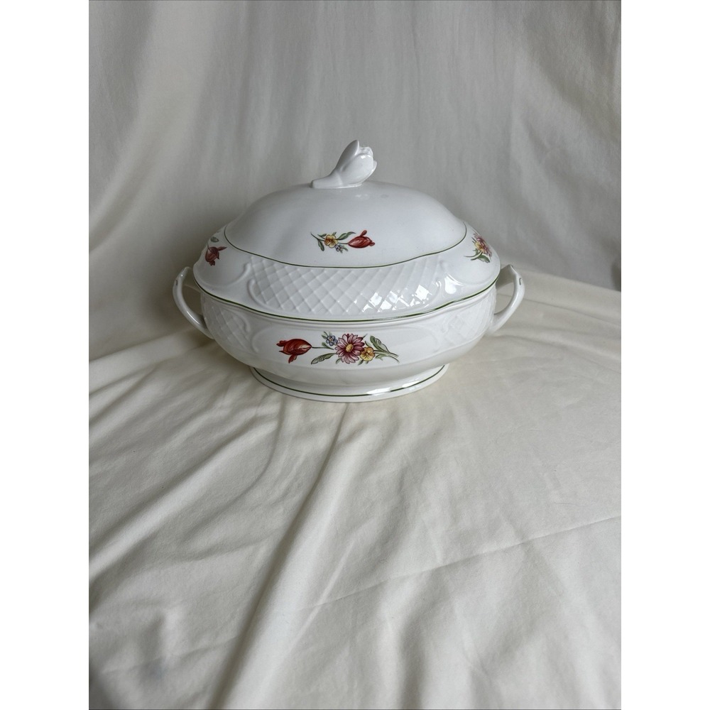 Tulipe by VILLEROY & BOCH Oval Tureen &‎ Lid